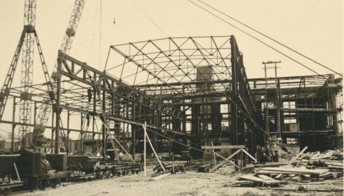 Construction with steel frame