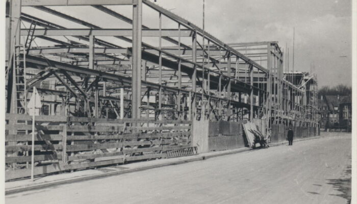 Construction with steel frame