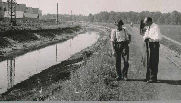 Zwei Männer am Kanalabschlag 1952